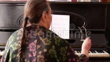 一位戴着<strong>眼镜</strong>靠近钢琴的老妇人的肖像